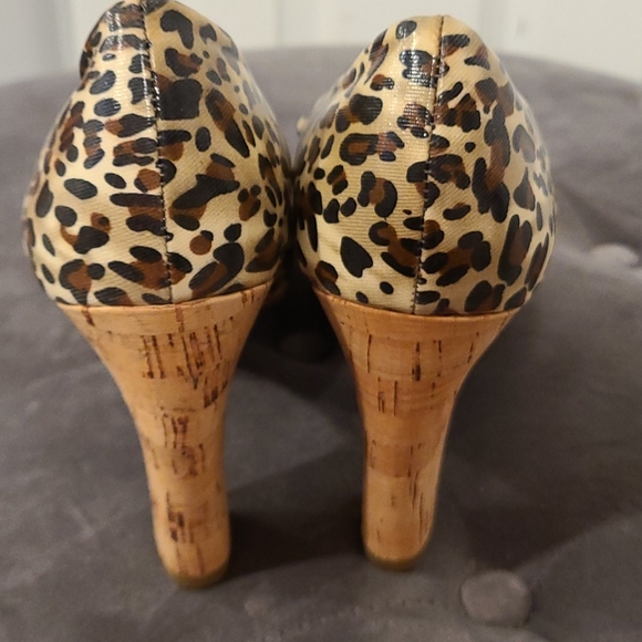 LIKE NEW!!! Leopard print, peep toe heels with bow💞 - Picture 4 of 6